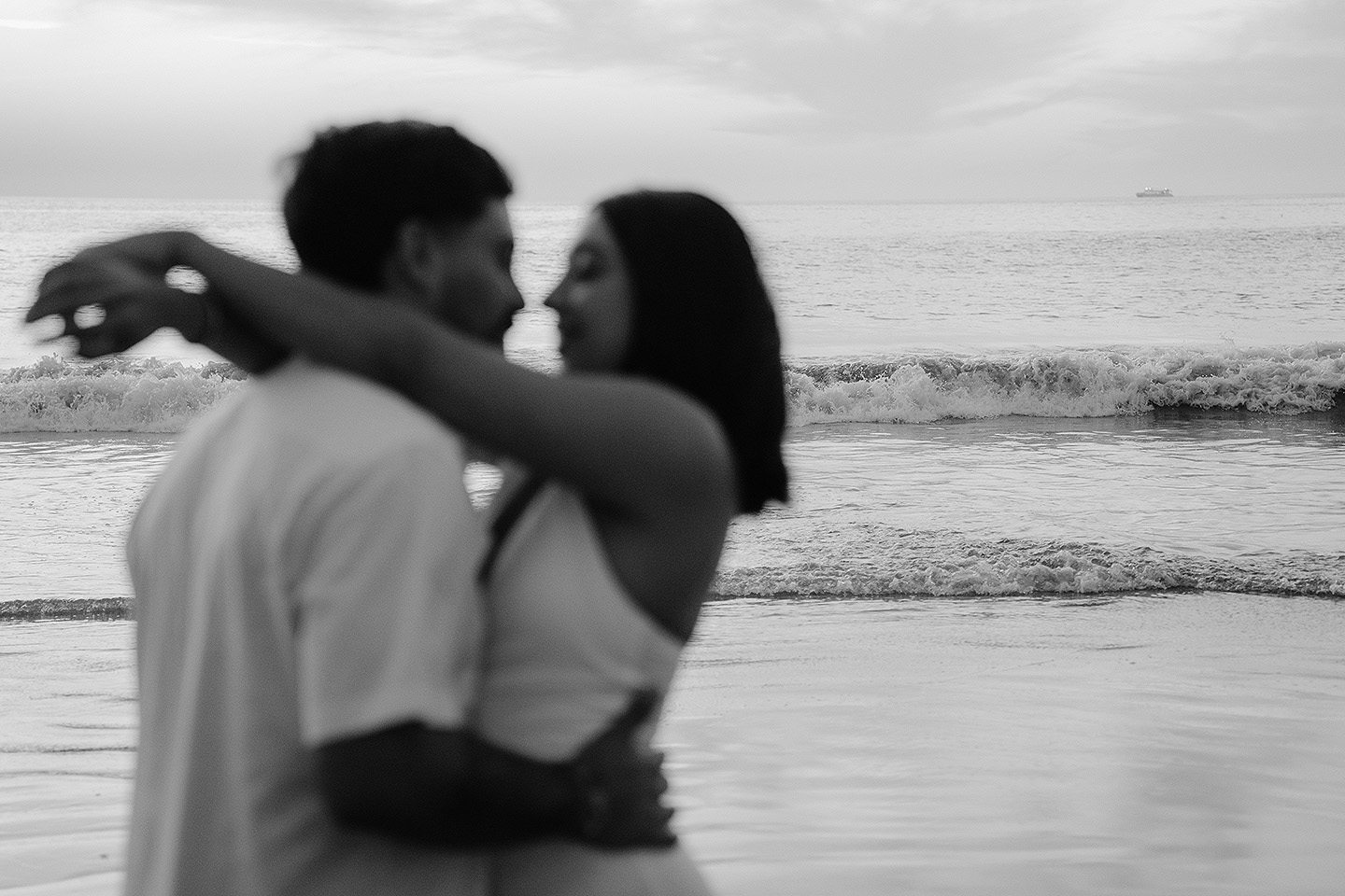 Sesión save the date de Fernanda y Alessandro en el centro y las playas de mazatlan, echa por sebas ramos fotografo.