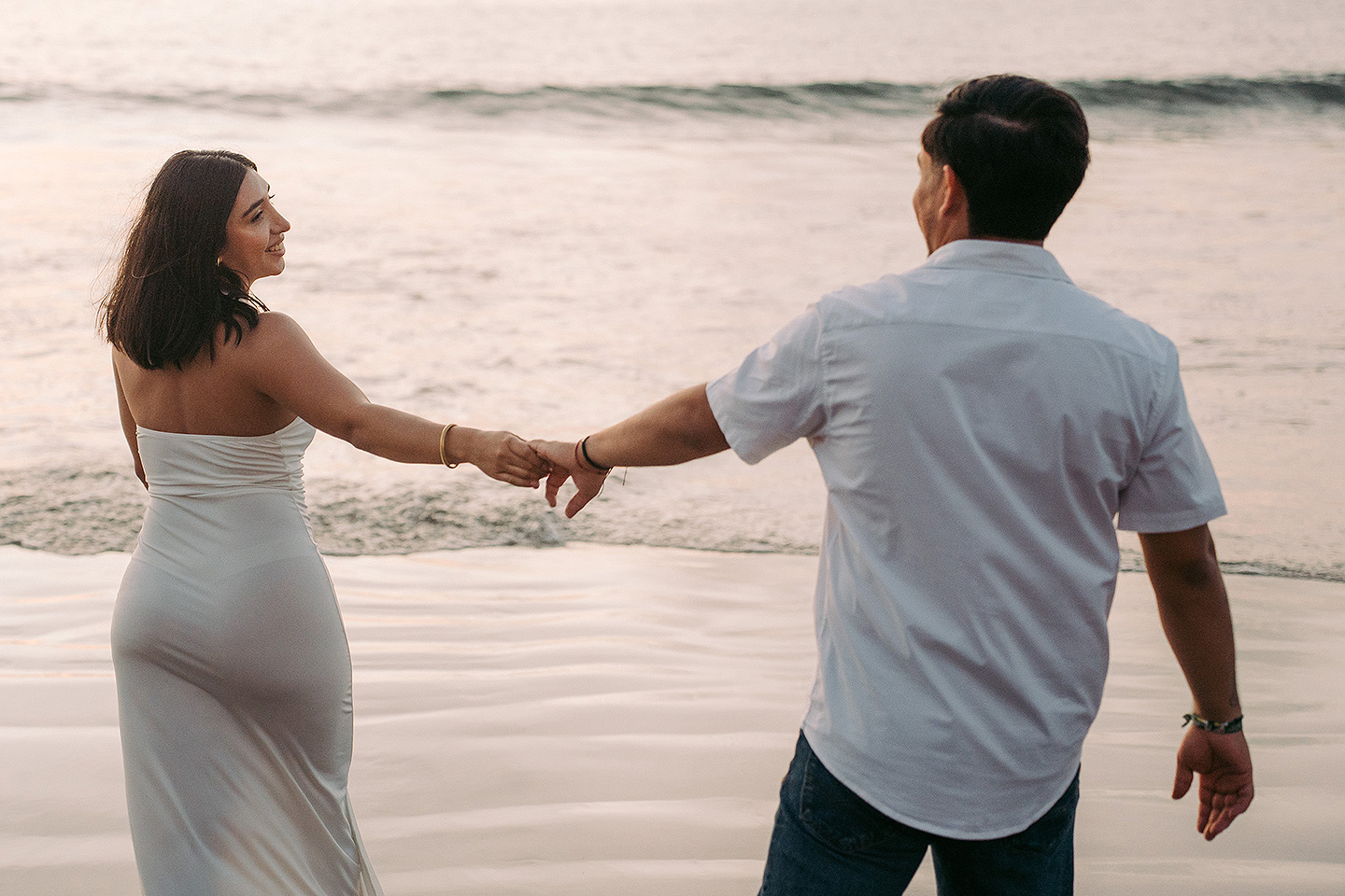 Sesión save the date de Fernanda y Alessandro en el centro y las playas de mazatlan, echa por sebas ramos fotografo.