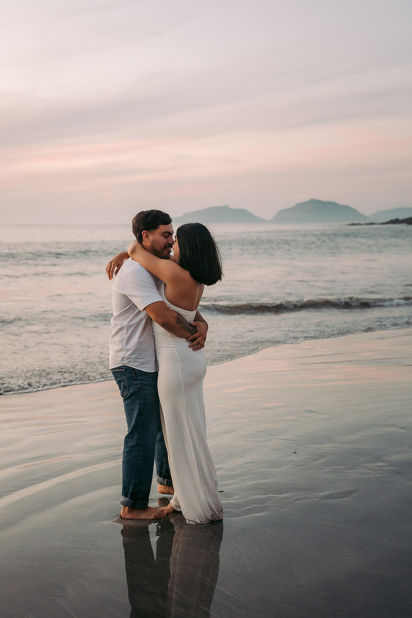 Sesión save the date de Fernanda y Alessandro en el centro y las playas de mazatlan, echa por sebas ramos fotografo.