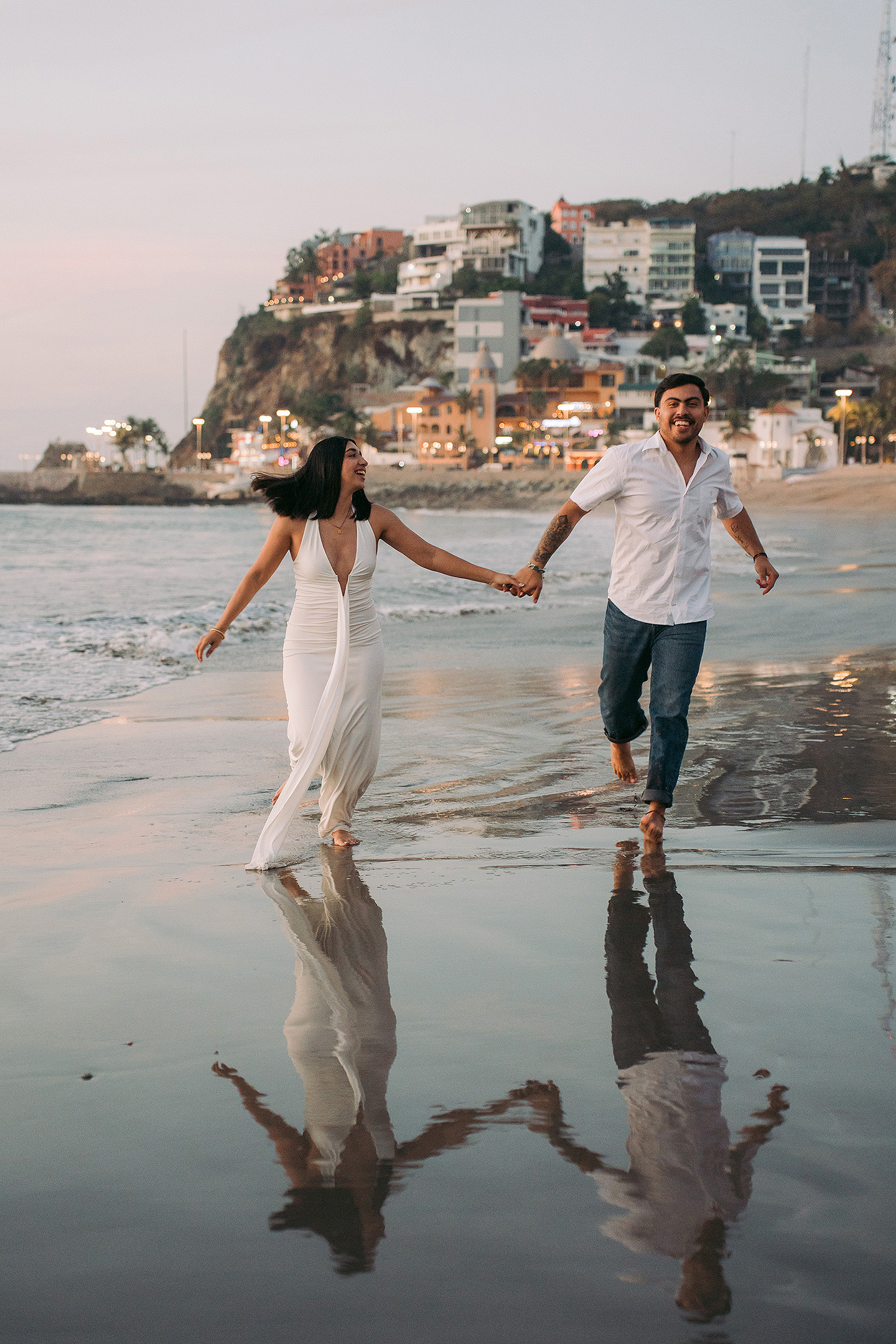 Sesión save the date de Fernanda y Alessandro en el centro y las playas de mazatlan, echa por sebas ramos fotografo.