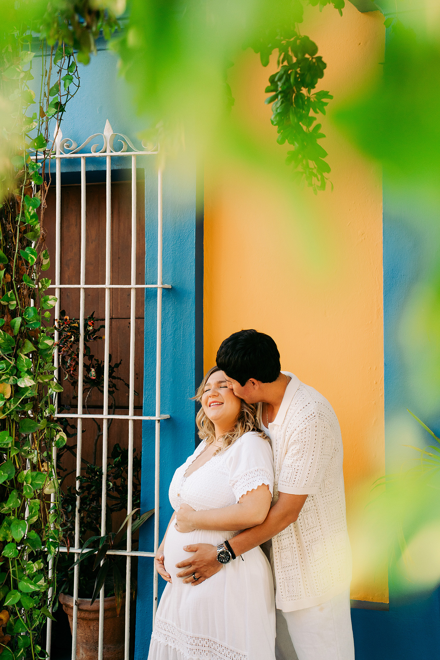 Isabel y Abraham durante su sesión de embarazo en Mazatlán