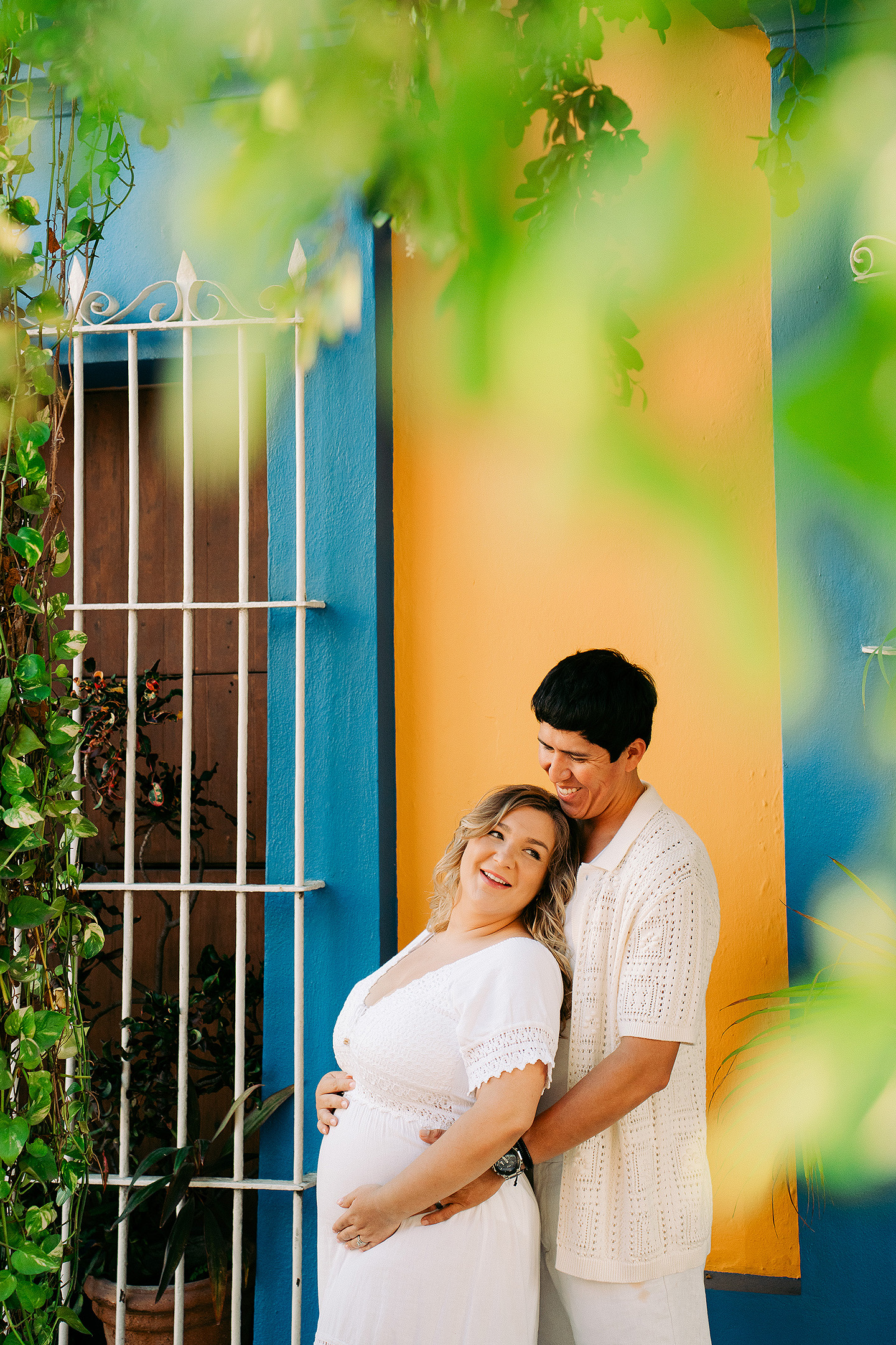 Isabel y Abraham durante su sesión de embarazo en Mazatlán