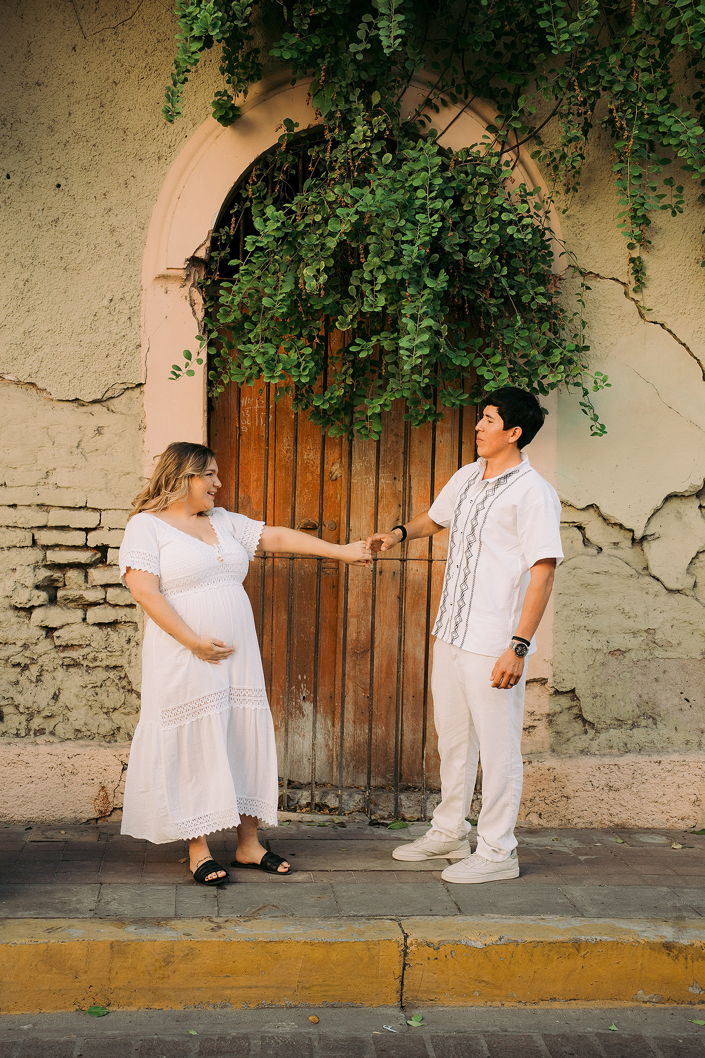 Isabel y Abraham durante su sesión de embarazo en Mazatlán