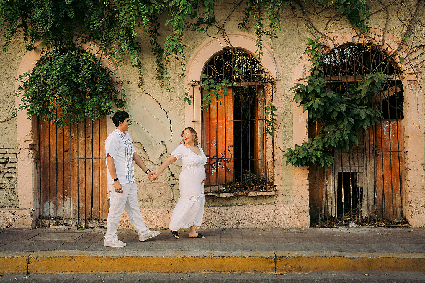 Isabel y Abraham durante su sesión de embarazo en Mazatlán