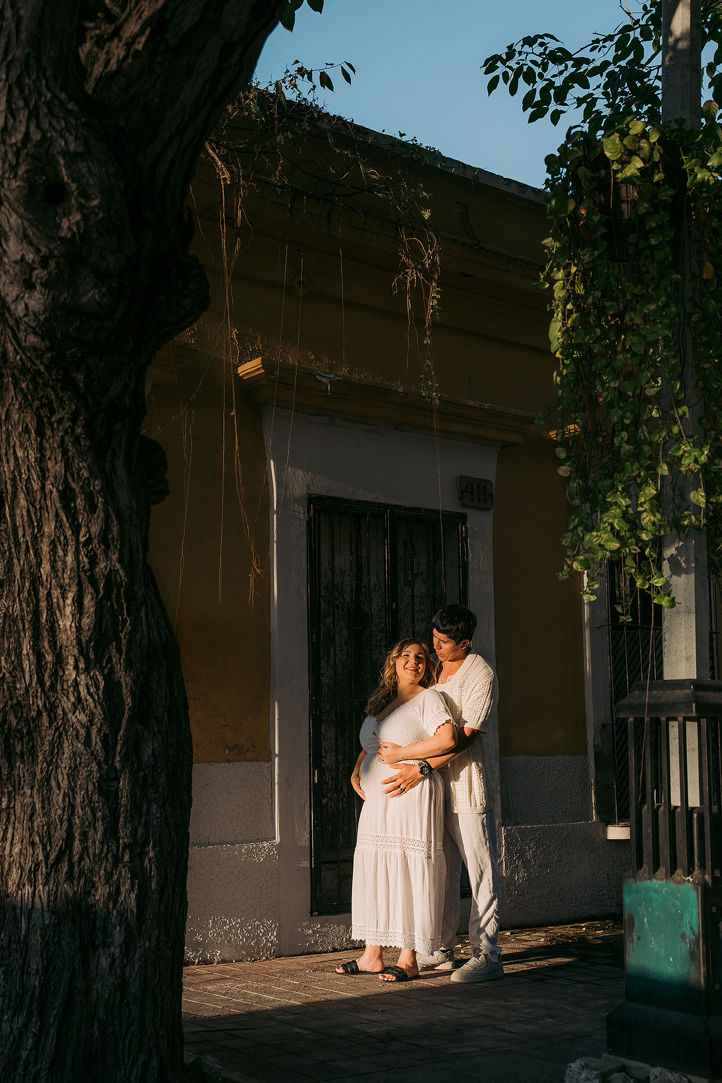 Isabel y Abraham durante su sesión de embarazo en Mazatlán