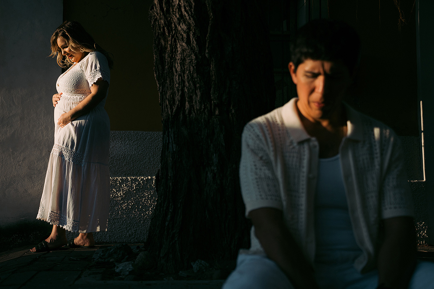 Isabel y Abraham durante su sesión de embarazo en Mazatlán