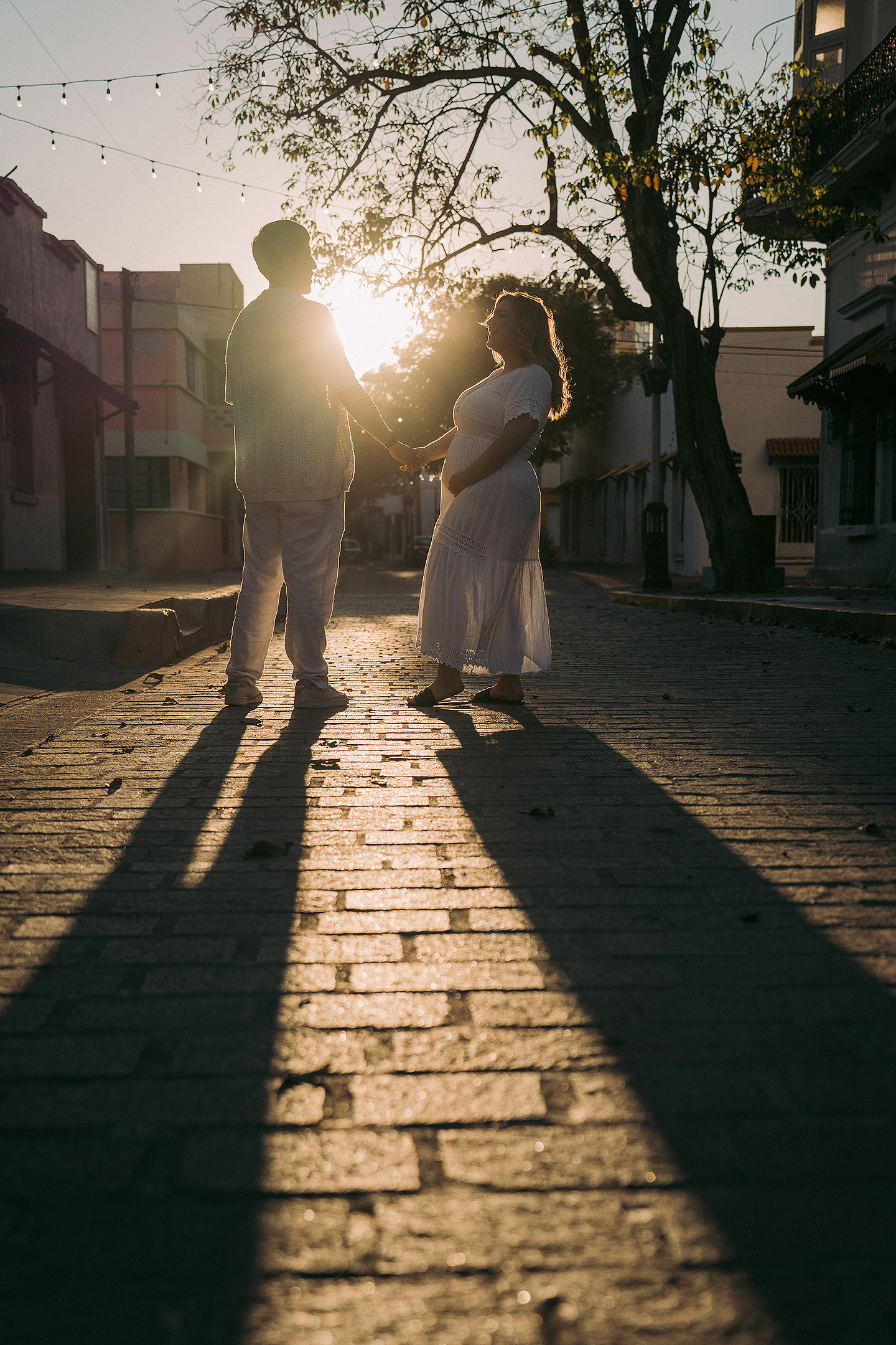 Isabel y Abraham durante su sesión de embarazo en Mazatlán