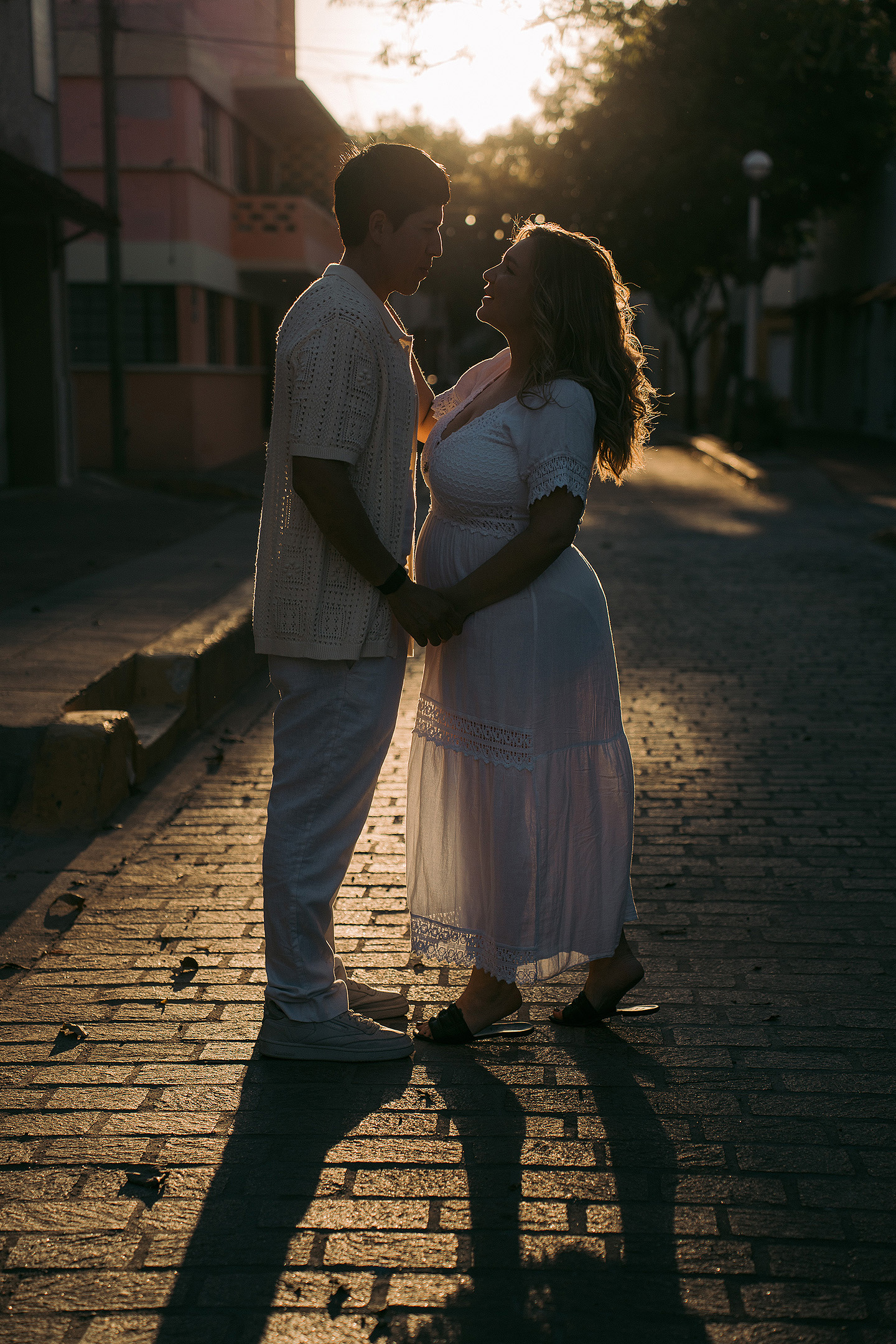 Isabel y Abraham durante su sesión de embarazo en Mazatlán