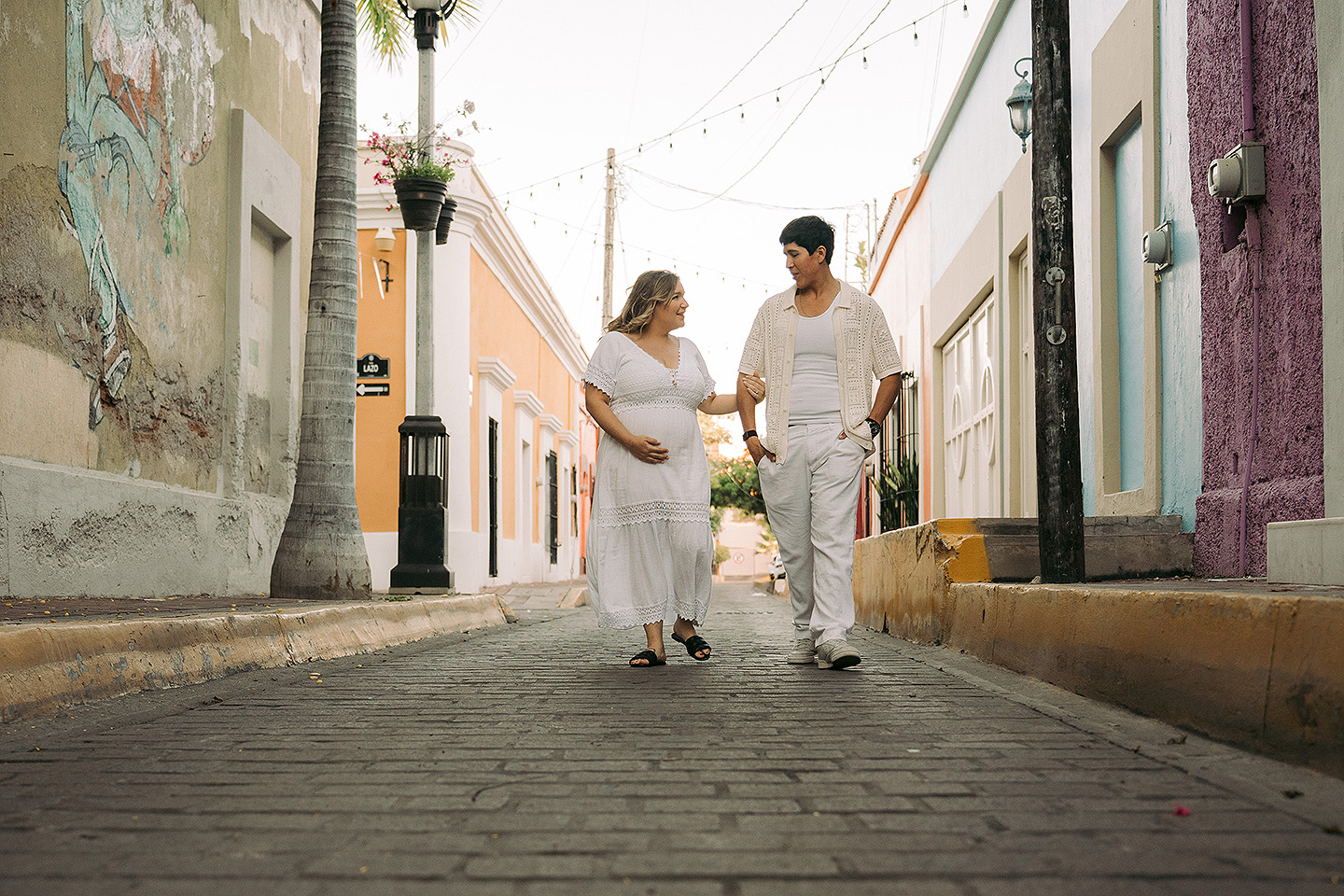Isabel y Abraham durante su sesión de embarazo en Mazatlán
