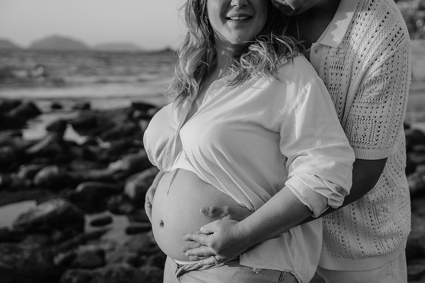 Isabel y Abraham durante su sesión de embarazo en Mazatlán