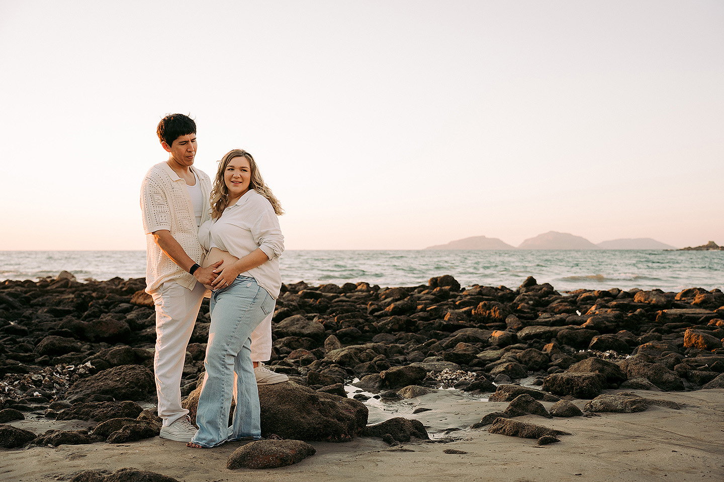 Isabel y Abraham durante su sesión de embarazo en Mazatlán