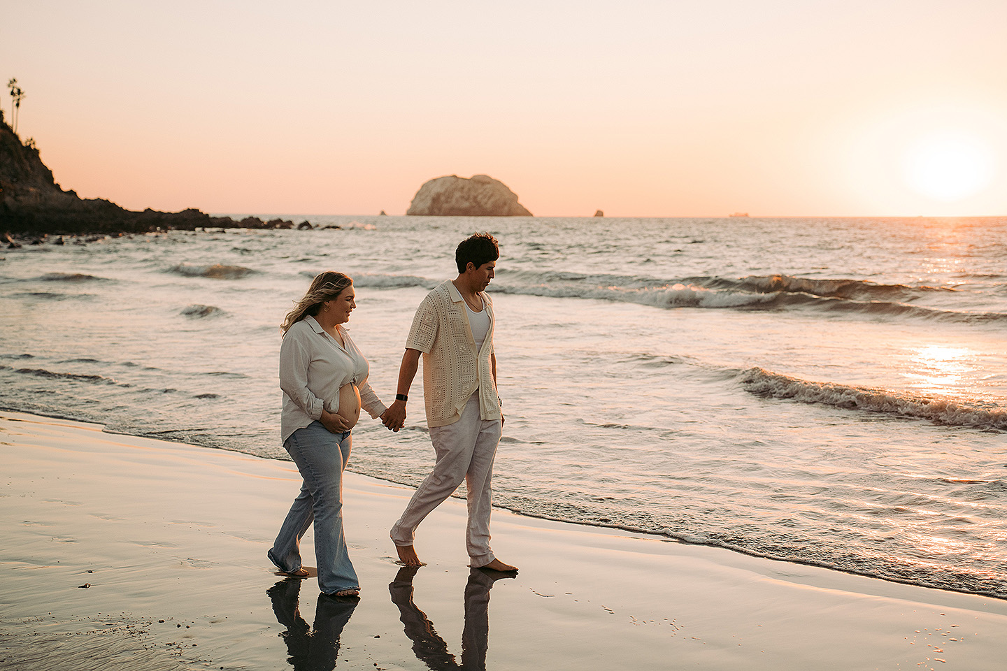 Isabel y Abraham durante su sesión de embarazo en Mazatlán