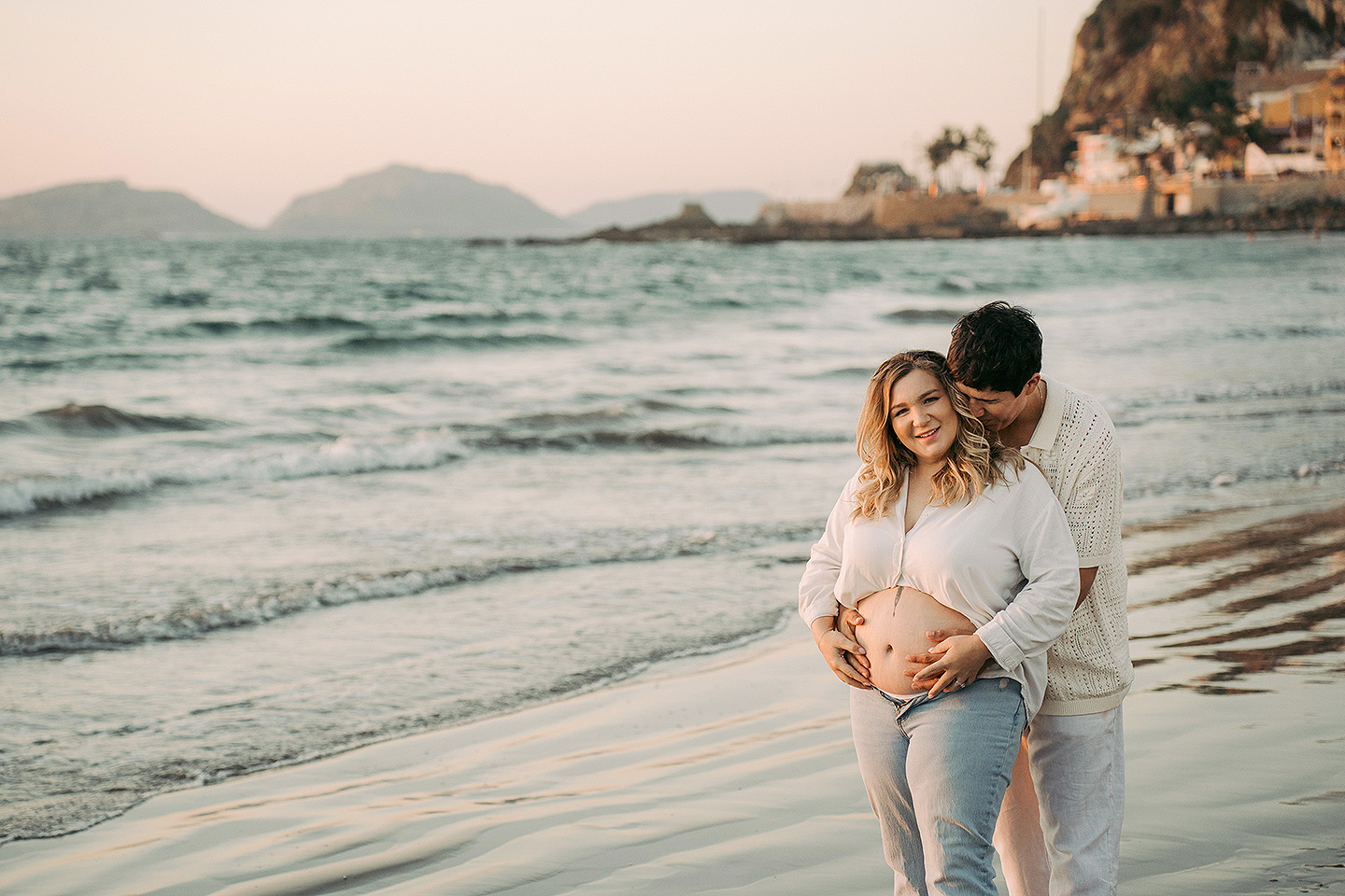 Isabel y Abraham durante su sesión de embarazo en Mazatlán