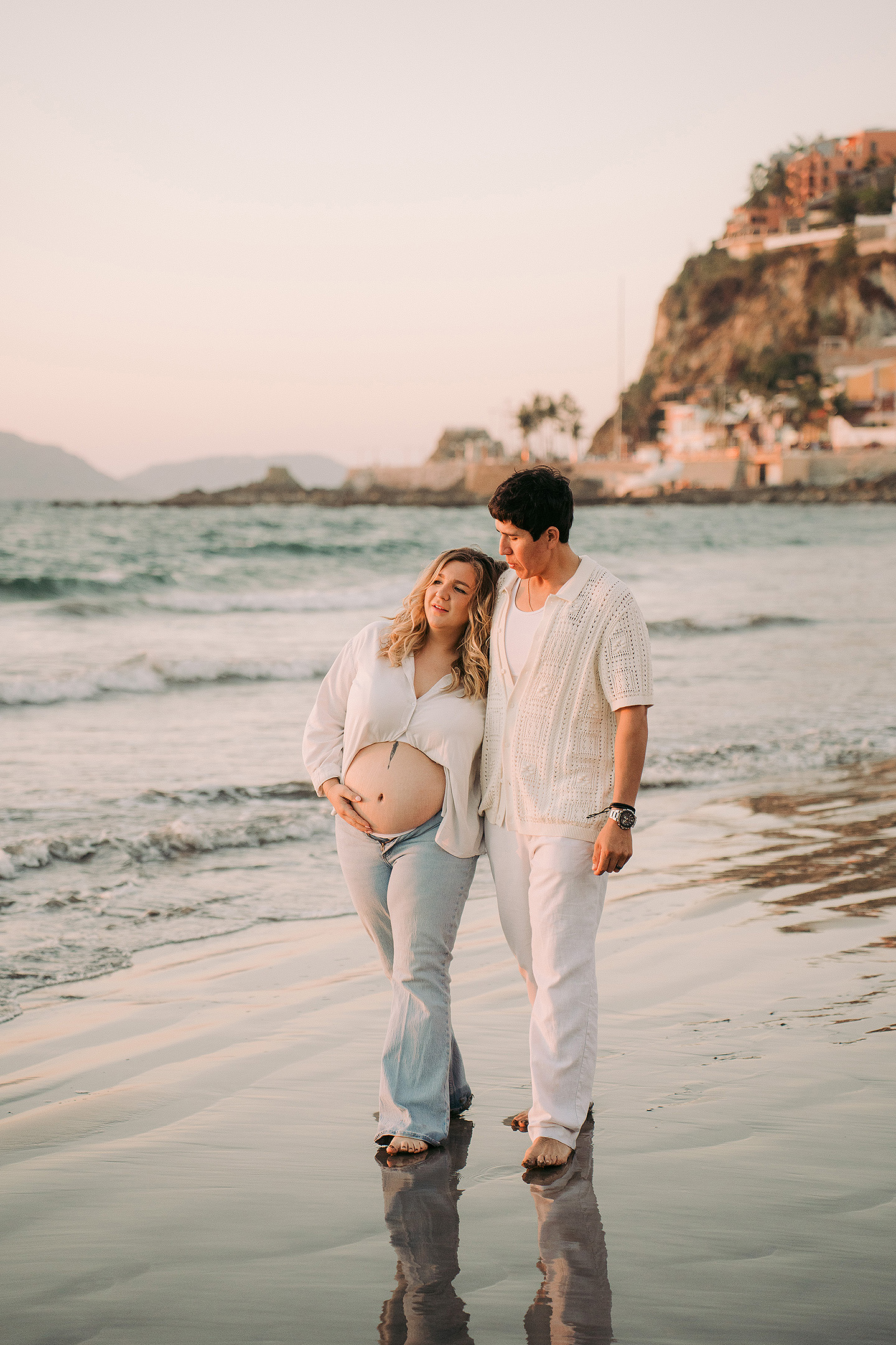 Isabel y Abraham durante su sesión de embarazo en Mazatlán