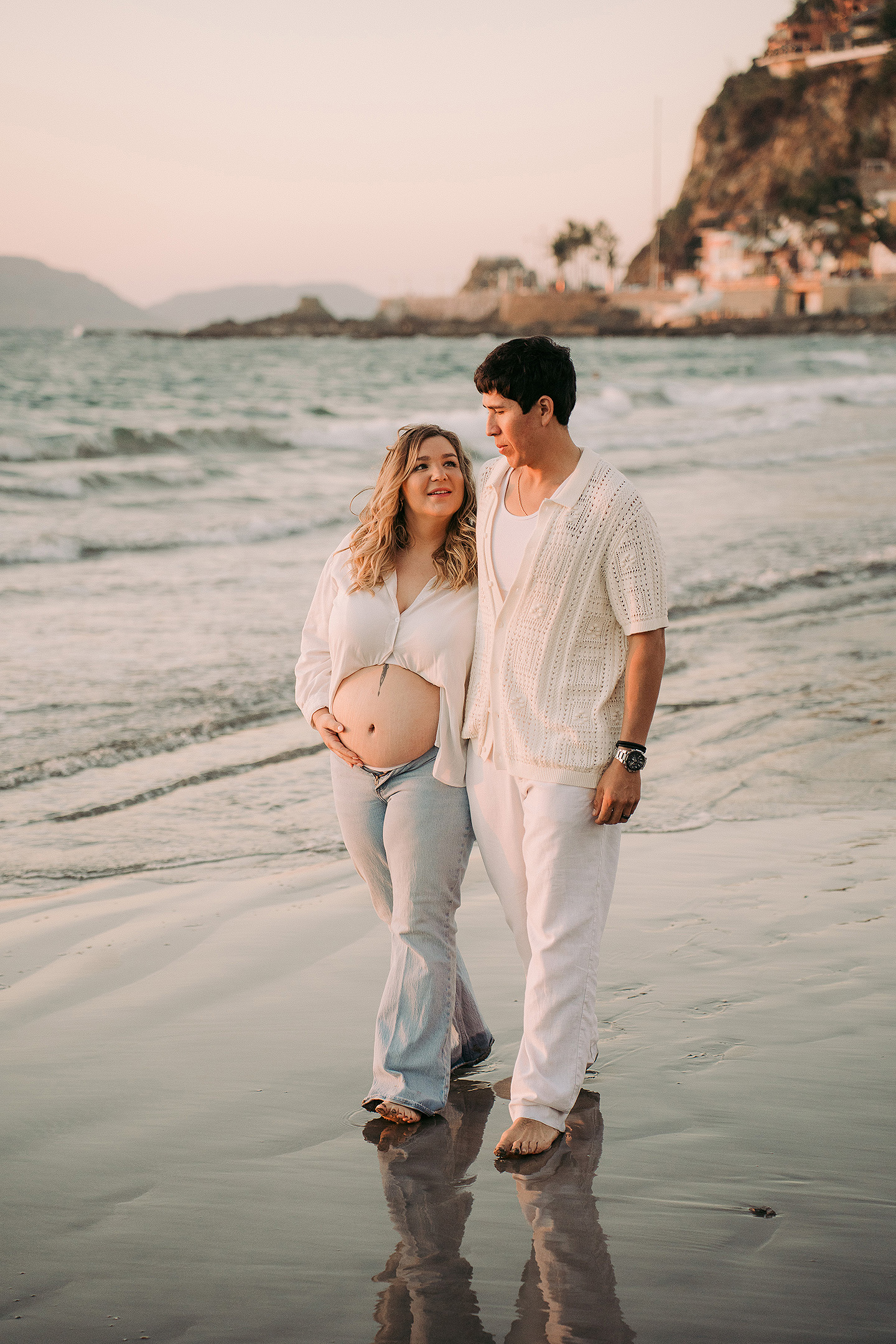 Isabel y Abraham durante su sesión de embarazo en Mazatlán