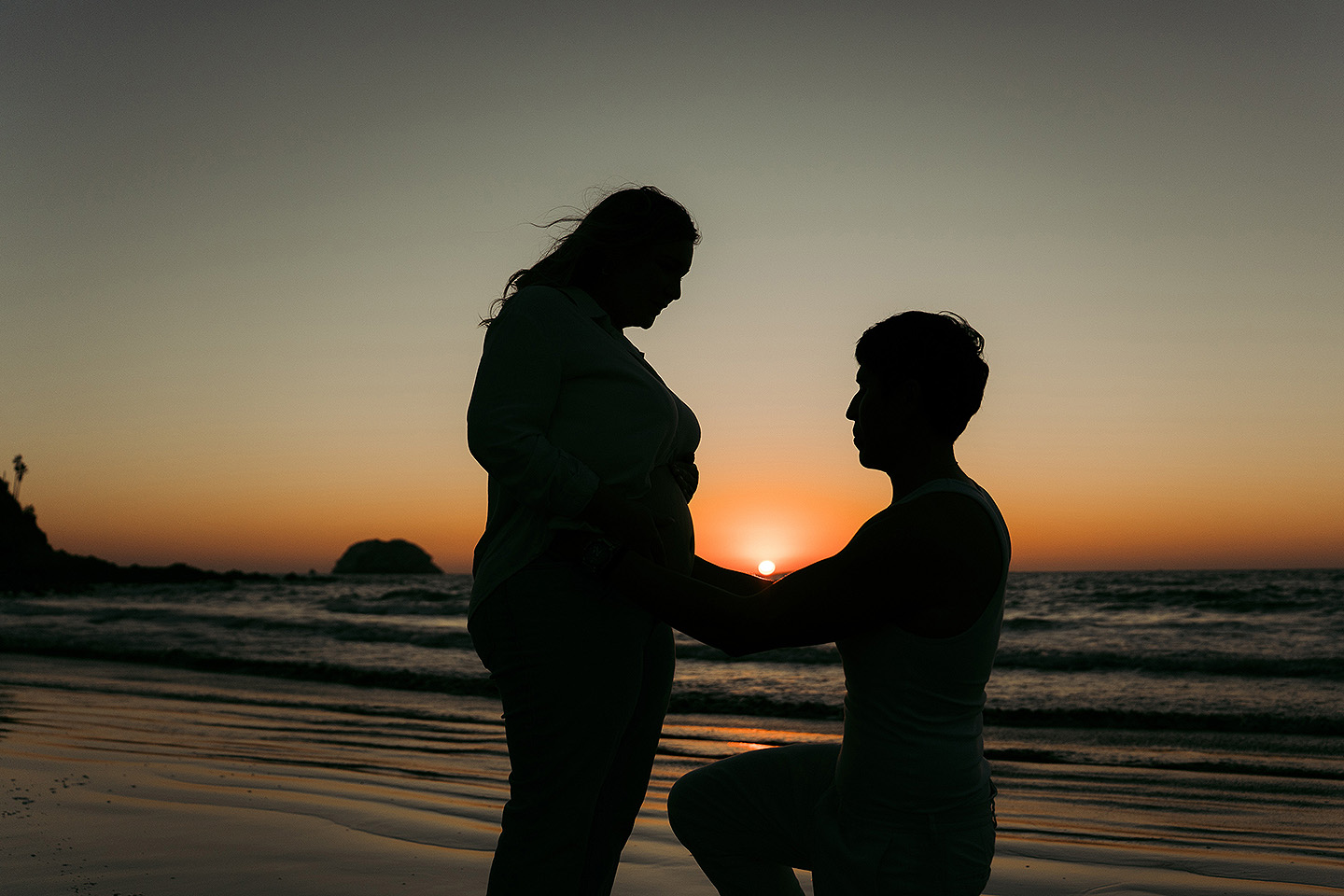 Isabel y Abraham durante su sesión de embarazo en Mazatlán