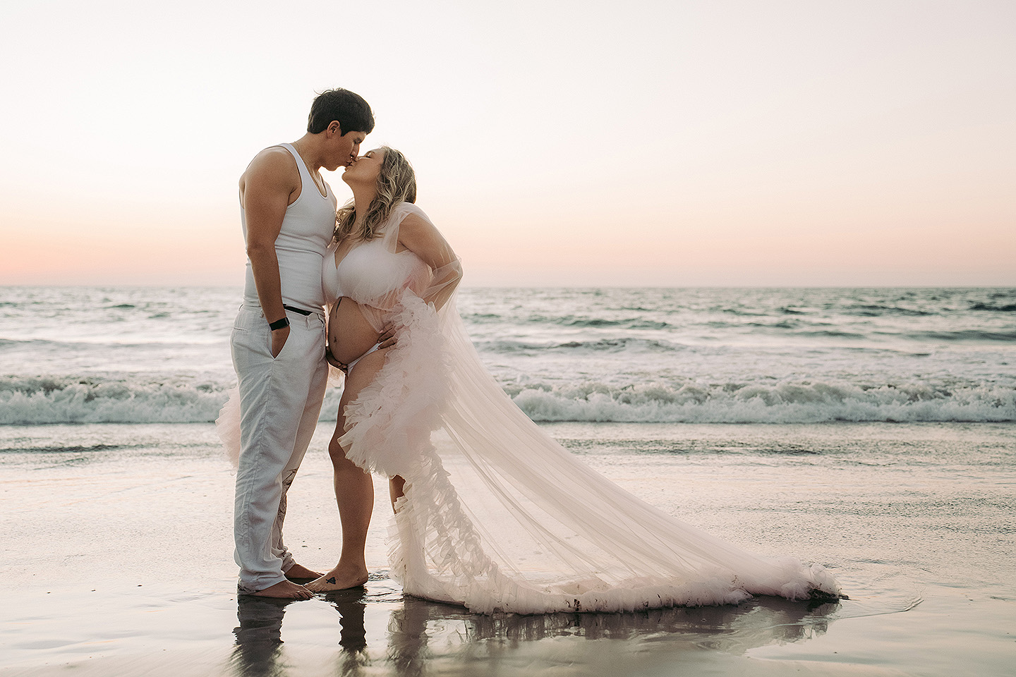 Isabel y Abraham durante su sesión de embarazo en Mazatlán